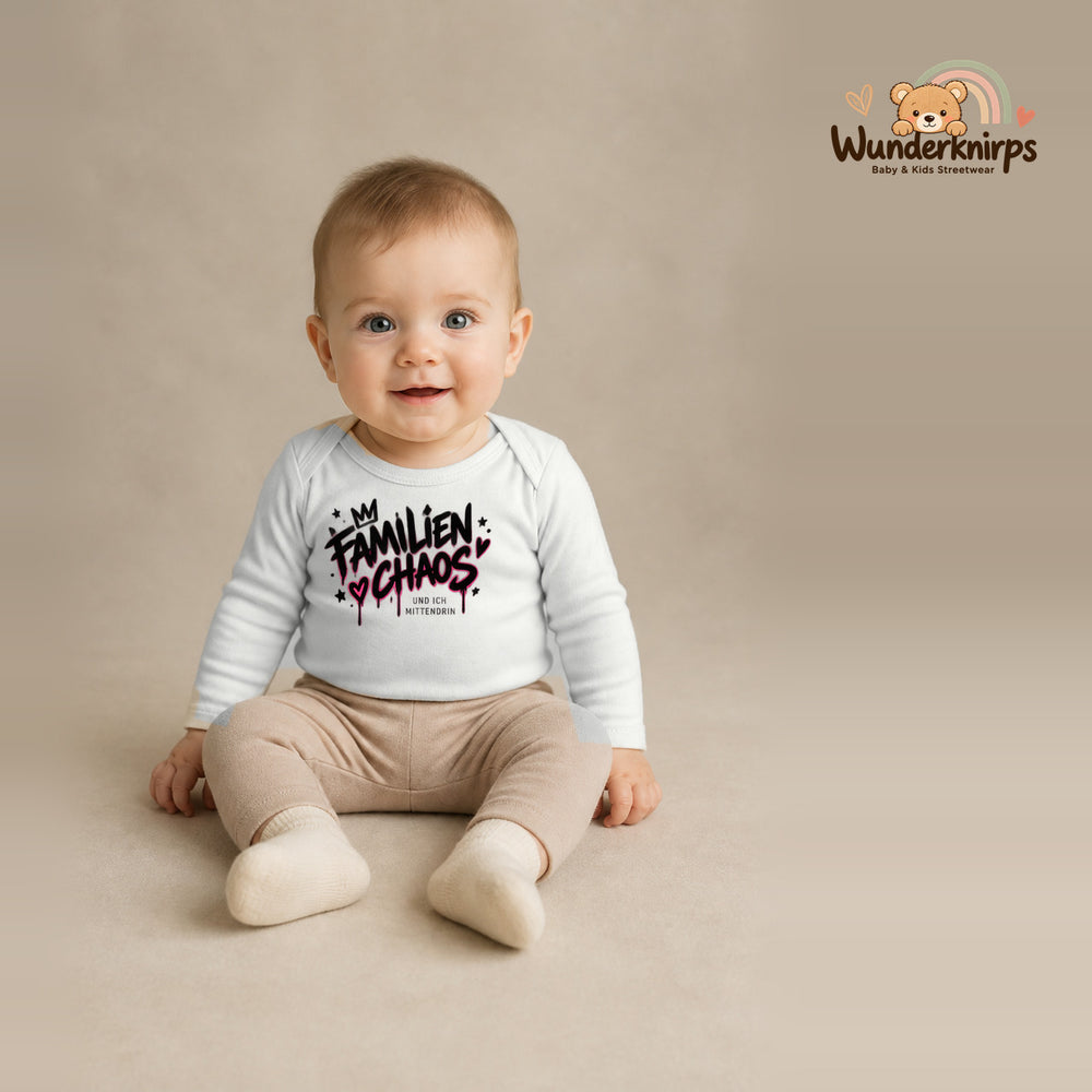 Babybody für Jungen in Weiß mit Motiv „Familienchaos“, getragen von einem Kind – Wunderknirps.