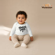 Babybody für Jungen in Weiß mit Motiv „Familienchaos“, getragen von einem Kind – Wunderknirps.