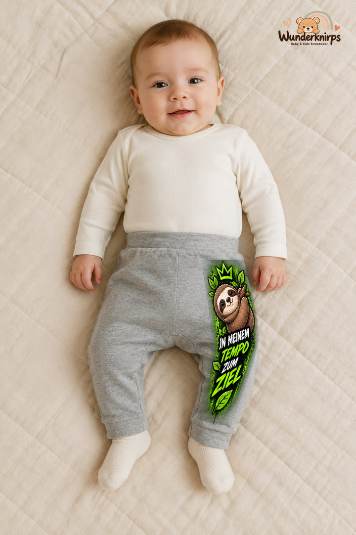In meinem tempo zum ziel: Faultier für kleine Entdecker – Babyhose für Jungen: Grau meliert mit Faultier-Druck am Hosenbein – Wunderknirps.