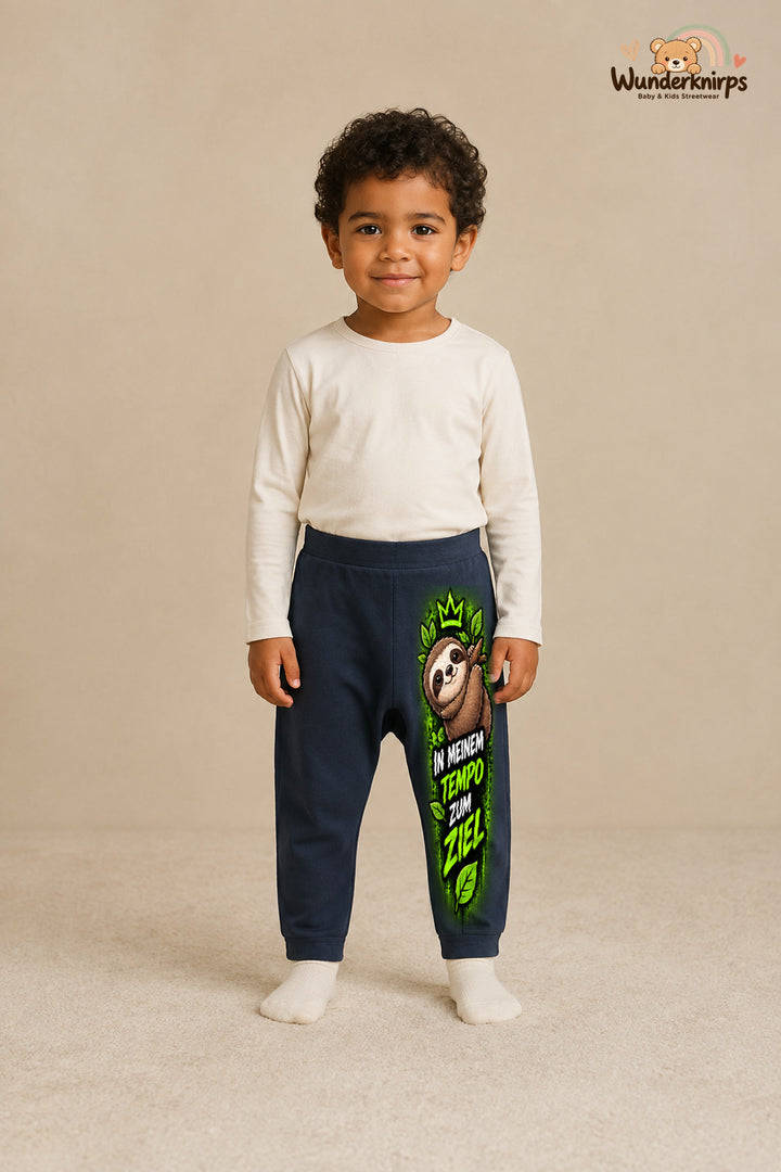 In meinem tempo zum ziel: Faultier für kleine Entdecker – Babyhose für Jungen: Navy mit Faultier-Druck am Hosenbein – Wunderknirps.
