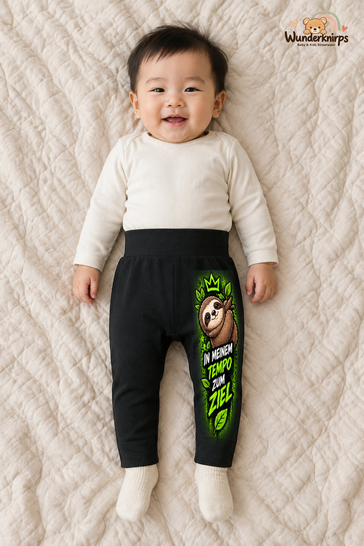 In meinem tempo zum ziel: Faultier für kleine Entdecker – Babyhose für Jungen: Schwarz mit Faultier-Druck am Hosenbein – Wunderknirps.