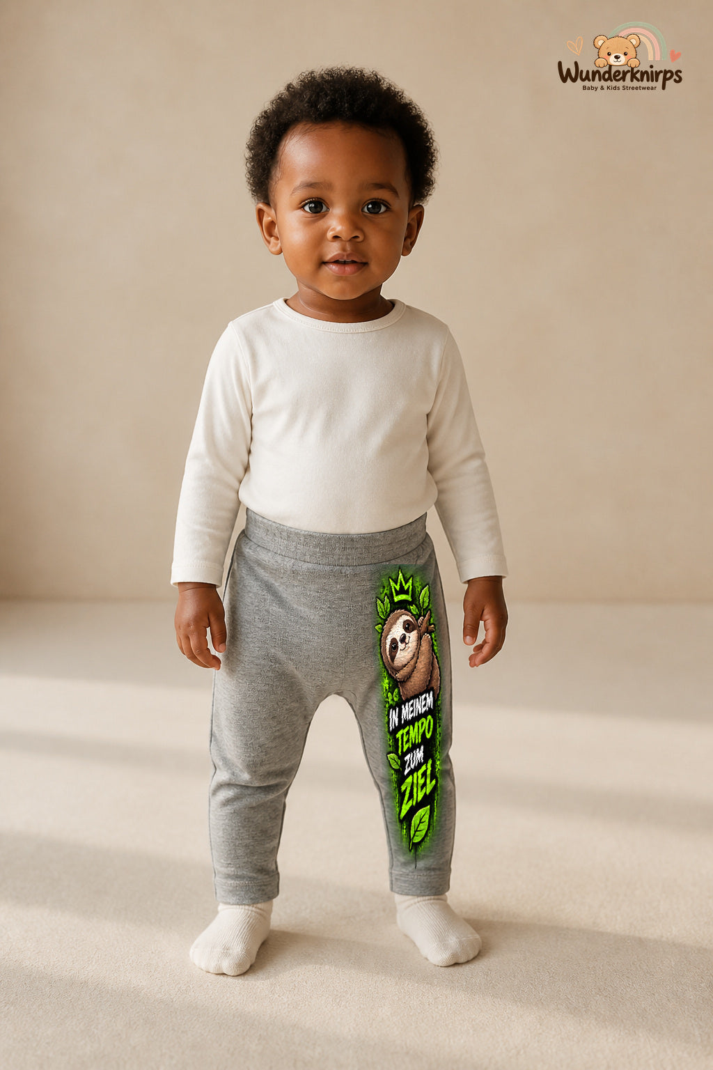 In meinem tempo zum ziel – Faultier mit Persönlichkeit – Babyhose für Mädchen: Grau meliert mit Faultier-Druck am Hosenbein – Wunderknirps.