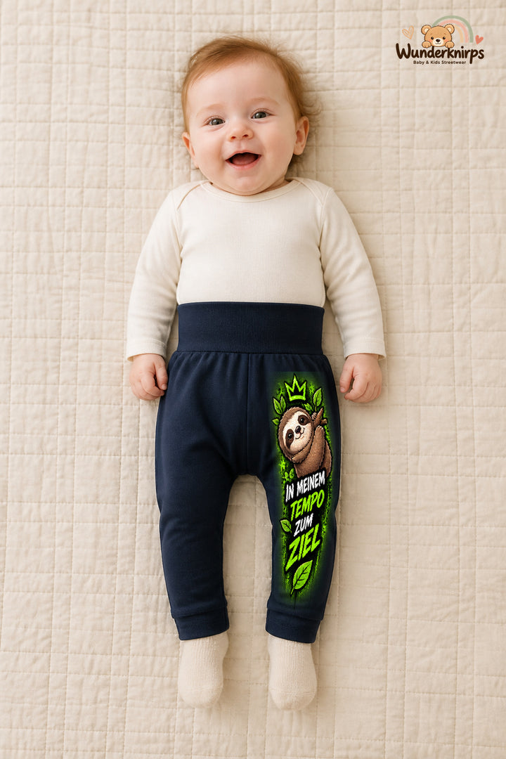 In meinem tempo zum ziel – Faultier mit Persönlichkeit – Babyhose für Mädchen: Navy mit Faultier-Druck am Hosenbein – Wunderknirps.