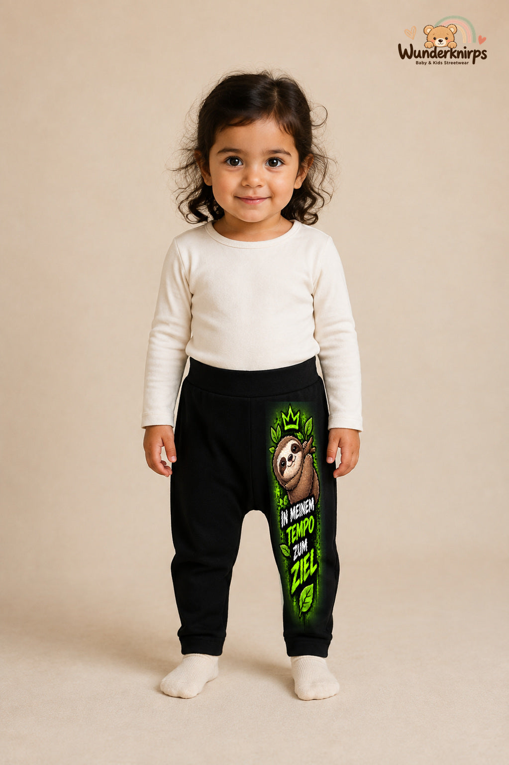 In meinem tempo zum ziel – Faultier mit Persönlichkeit – Babyhose für Mädchen: Schwarz mit Faultier-Druck am Hosenbein – Wunderknirps.
