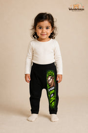 In meinem tempo zum ziel – Faultier mit Persönlichkeit – Babyhose für Mädchen: Schwarz mit Faultier-Druck am Hosenbein – Wunderknirps.