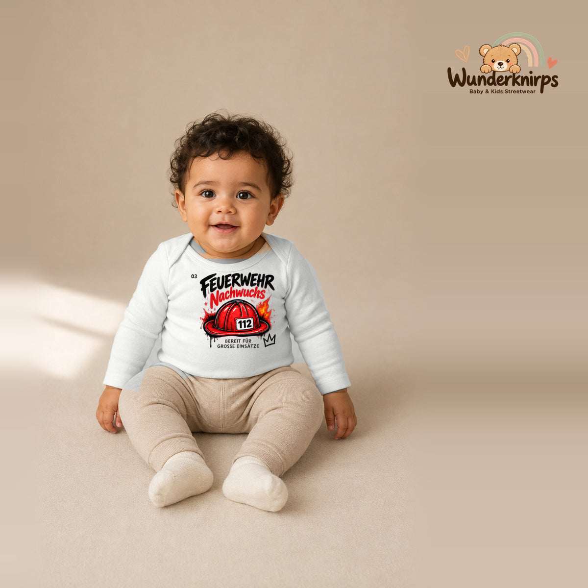Babybody für Jungen in Weiß mit Motiv „Feuerwehr Nachwuchs“, getragen von einem Kind – Wunderknirps.
