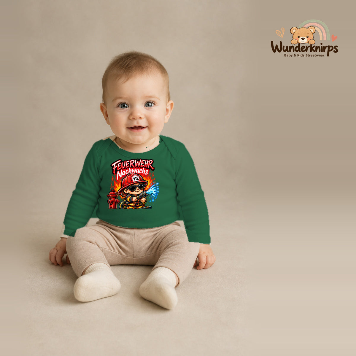 Babybody für Jungen in Grün mit Motiv „Feuerwehr Nachwuchs“, getragen von einem Kind – Wunderknirps.