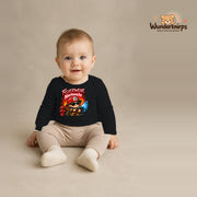 Babybody für Jungen in Schwarz mit Motiv „Feuerwehr Nachwuchs“, getragen von einem Kind – Wunderknirps.