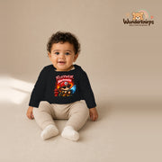 Babybody für Jungen in Schwarz mit Motiv „Feuerwehr Nachwuchs“, getragen von einem Kind – Wunderknirps.