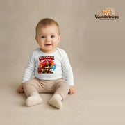 Babybody für Jungen in Weiß mit Motiv „Feuerwehr Nachwuchs“, getragen von einem Kind – Wunderknirps.