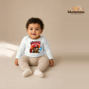 Babybody für Jungen in Weiß mit Motiv „Feuerwehr Nachwuchs“, getragen von einem Kind – Wunderknirps.
