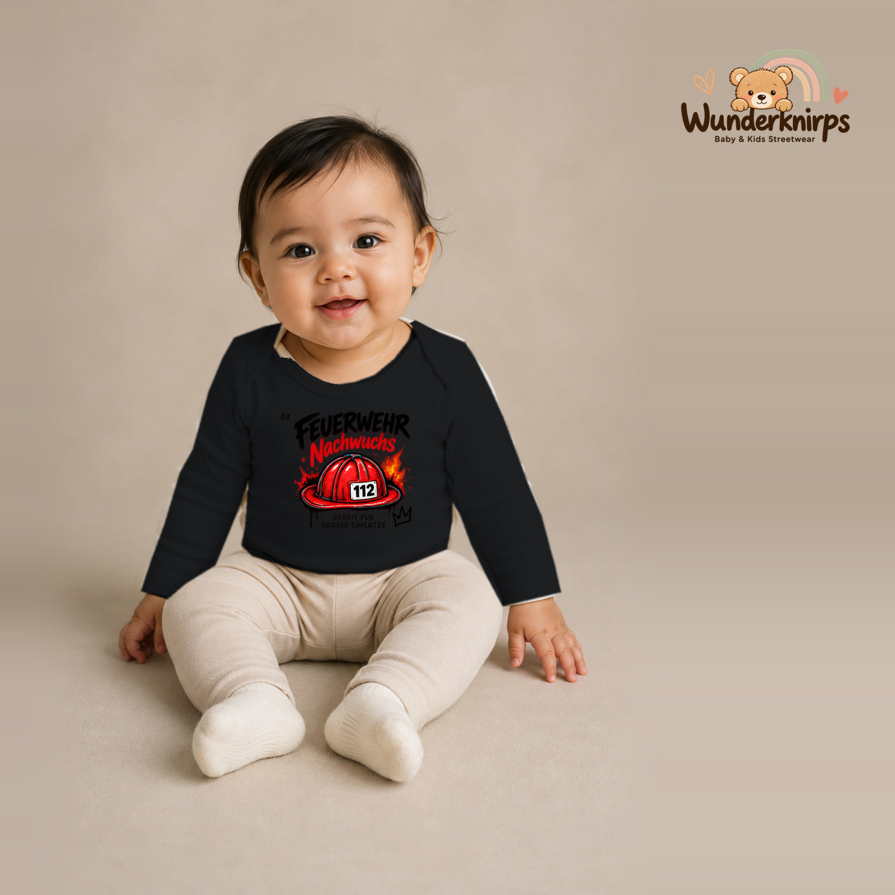 Babybody für Mädchen in Schwarz mit Motiv „Feuerwehr Nachwuchs“, getragen von einem Kind – Wunderknirps.