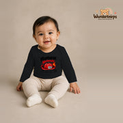 Babybody für Mädchen in Schwarz mit Motiv „Feuerwehr Nachwuchs“, getragen von einem Kind – Wunderknirps.
