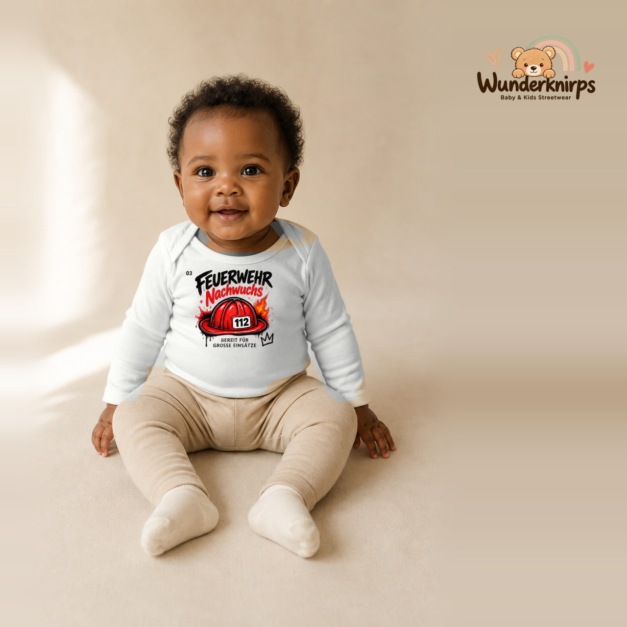Babybody für Mädchen in Weiß mit Motiv „Feuerwehr Nachwuchs“, getragen von einem Kind – Wunderknirps.