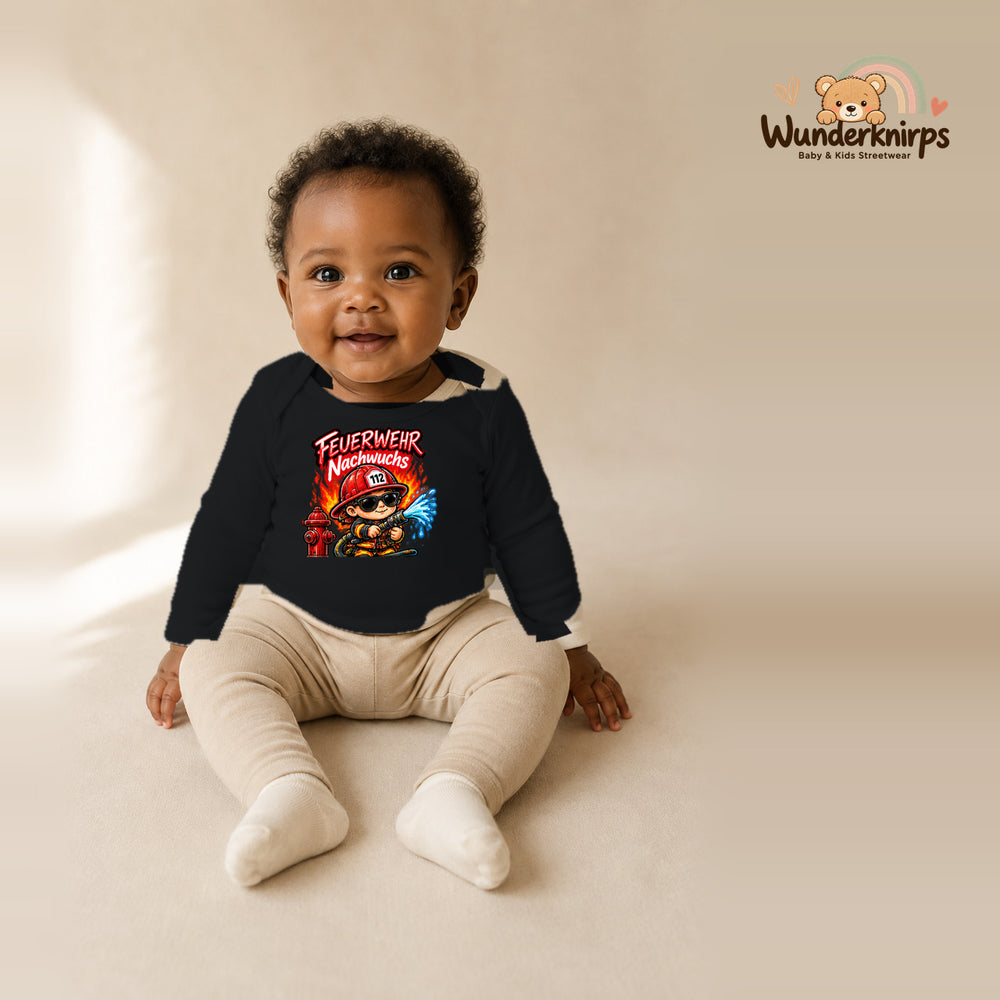 Babybody für Mädchen in Schwarz mit Motiv „Feuerwehr Nachwuchs“, getragen von einem Kind – Wunderknirps.