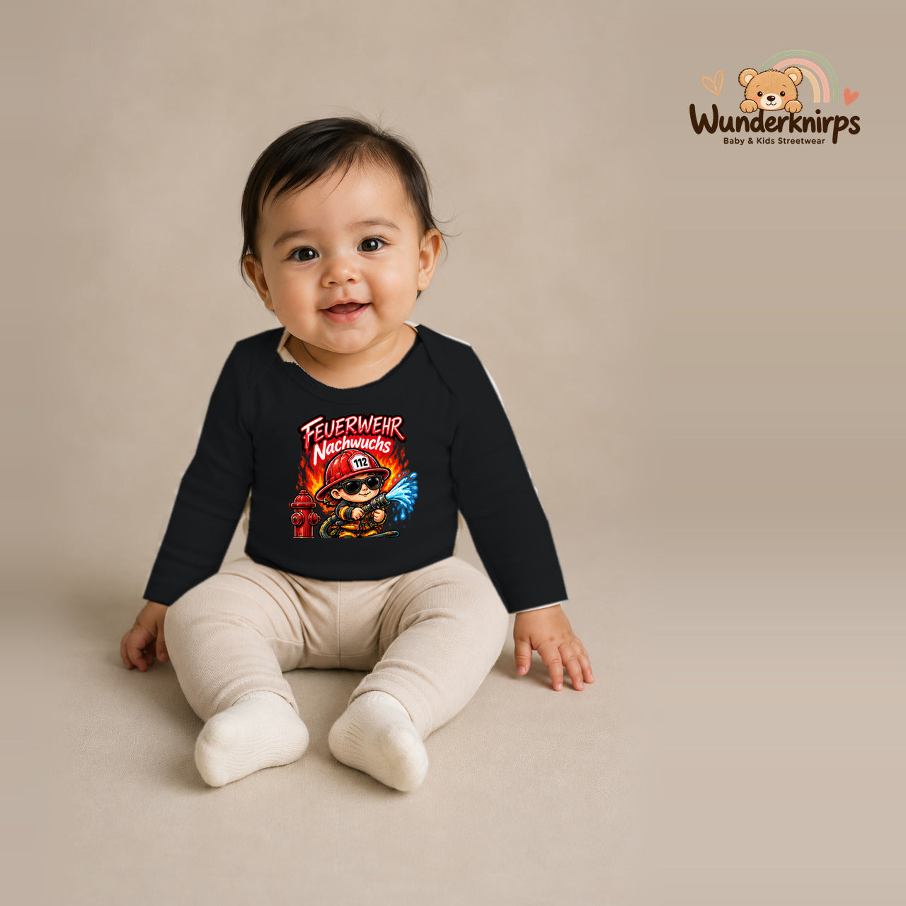 Babybody für Mädchen in Schwarz mit Motiv „Feuerwehr Nachwuchs“, getragen von einem Kind – Wunderknirps.