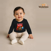 Babybody für Mädchen in Schwarz mit Motiv „Feuerwehr Nachwuchs“, getragen von einem Kind – Wunderknirps.