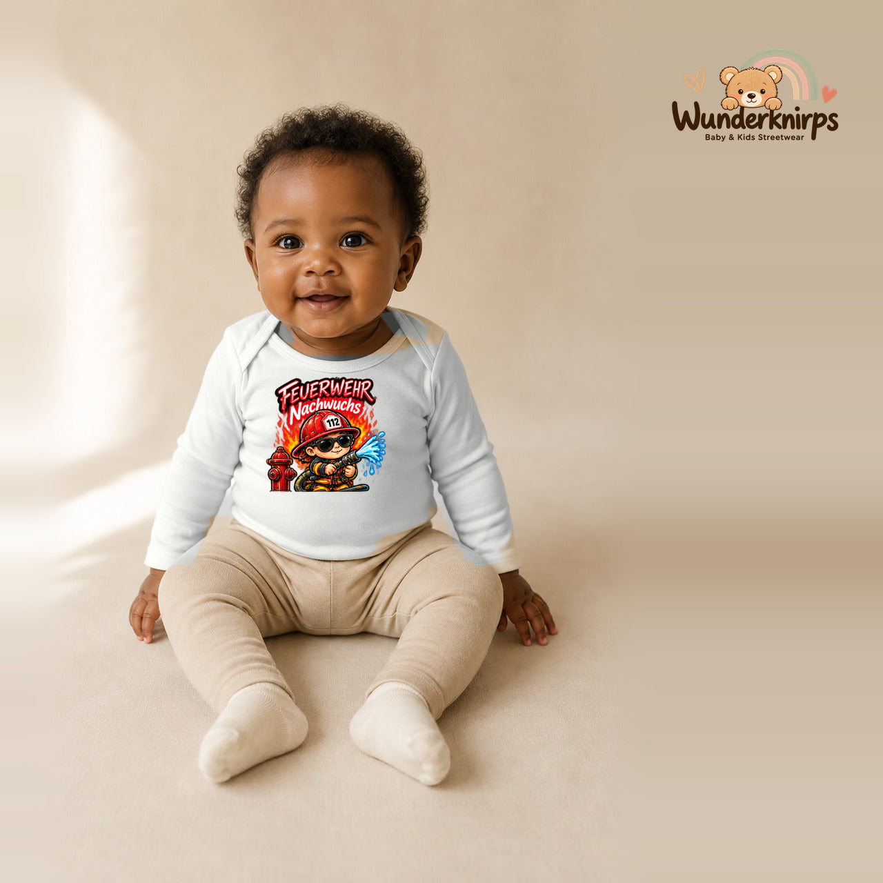 Babybody für Mädchen in Weiß mit Motiv „Feuerwehr Nachwuchs“, getragen von einem Kind – Wunderknirps.