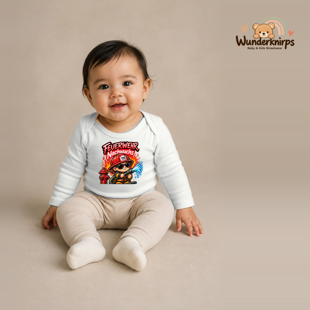 Babybody für Mädchen in Weiß mit Motiv „Feuerwehr Nachwuchs“, getragen von einem Kind – Wunderknirps.