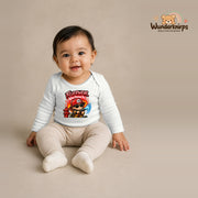 Babybody für Mädchen in Weiß mit Motiv „Feuerwehr Nachwuchs“, getragen von einem Kind – Wunderknirps.