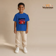 T-Shirt für Jungen in Blau mit Motiv „Feuerwehr Nachwuchs“, getragen von einem Kind – Wunderknirps.