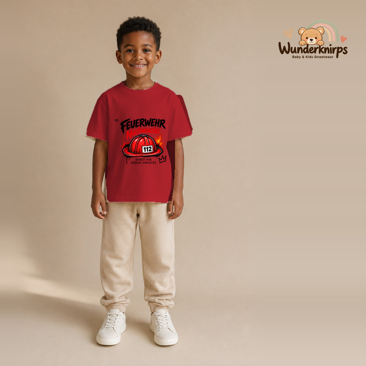 T-Shirt für Jungen in Rot mit Motiv „Feuerwehr Nachwuchs“, getragen von einem Kind – Wunderknirps.