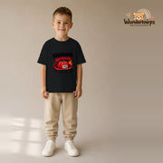T-Shirt für Jungen in Schwarz mit Motiv „Feuerwehr Nachwuchs“, getragen von einem Kind – Wunderknirps.