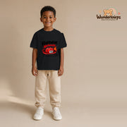 T-Shirt für Jungen in Schwarz mit Motiv „Feuerwehr Nachwuchs“, getragen von einem Kind – Wunderknirps.