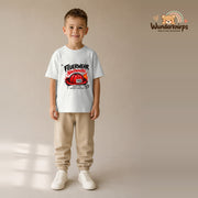 T-Shirt für Jungen in Weiß mit Motiv „Feuerwehr Nachwuchs“, getragen von einem Kind – Wunderknirps.