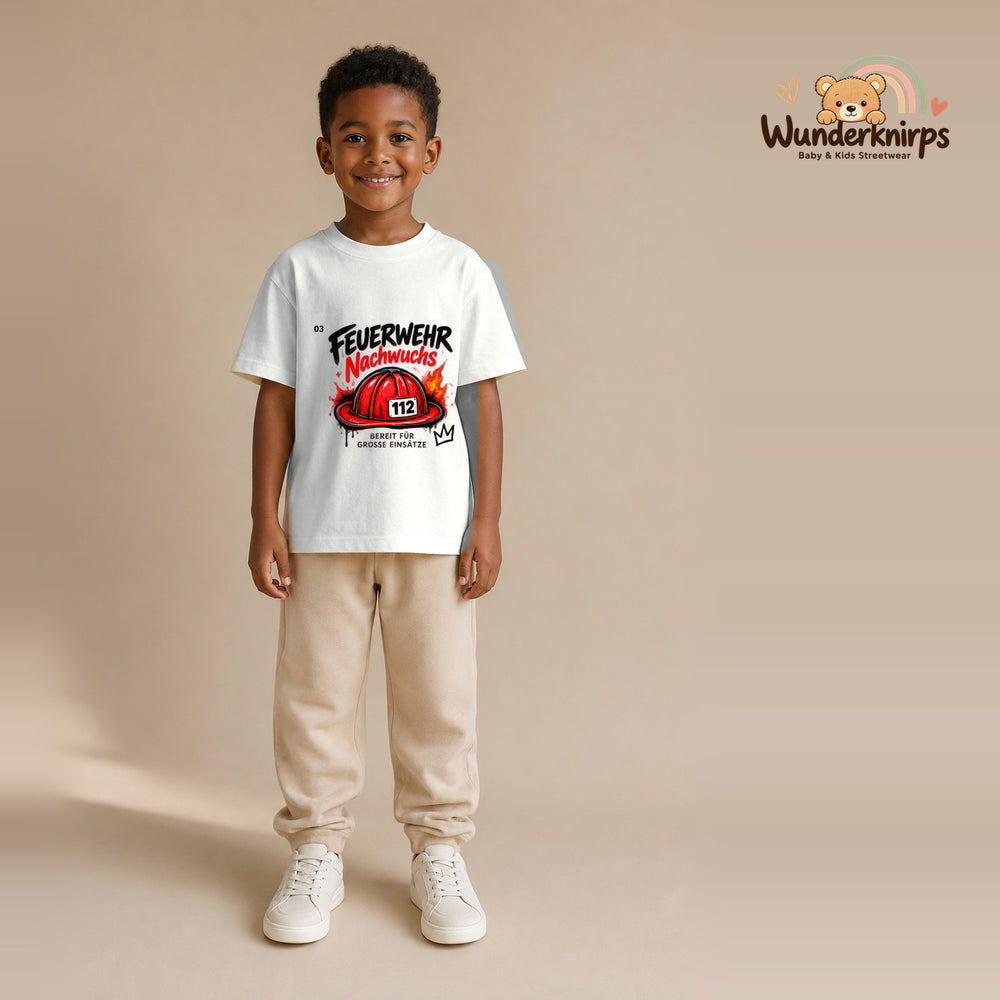 T-Shirt für Jungen in Weiß mit Motiv „Feuerwehr Nachwuchs“, getragen von einem Kind – Wunderknirps.