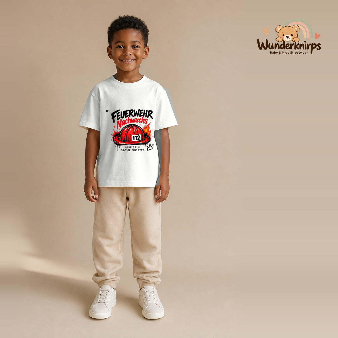 T-Shirt für Jungen in Weiß mit Motiv „Feuerwehr Nachwuchs“, getragen von einem Kind – Wunderknirps.