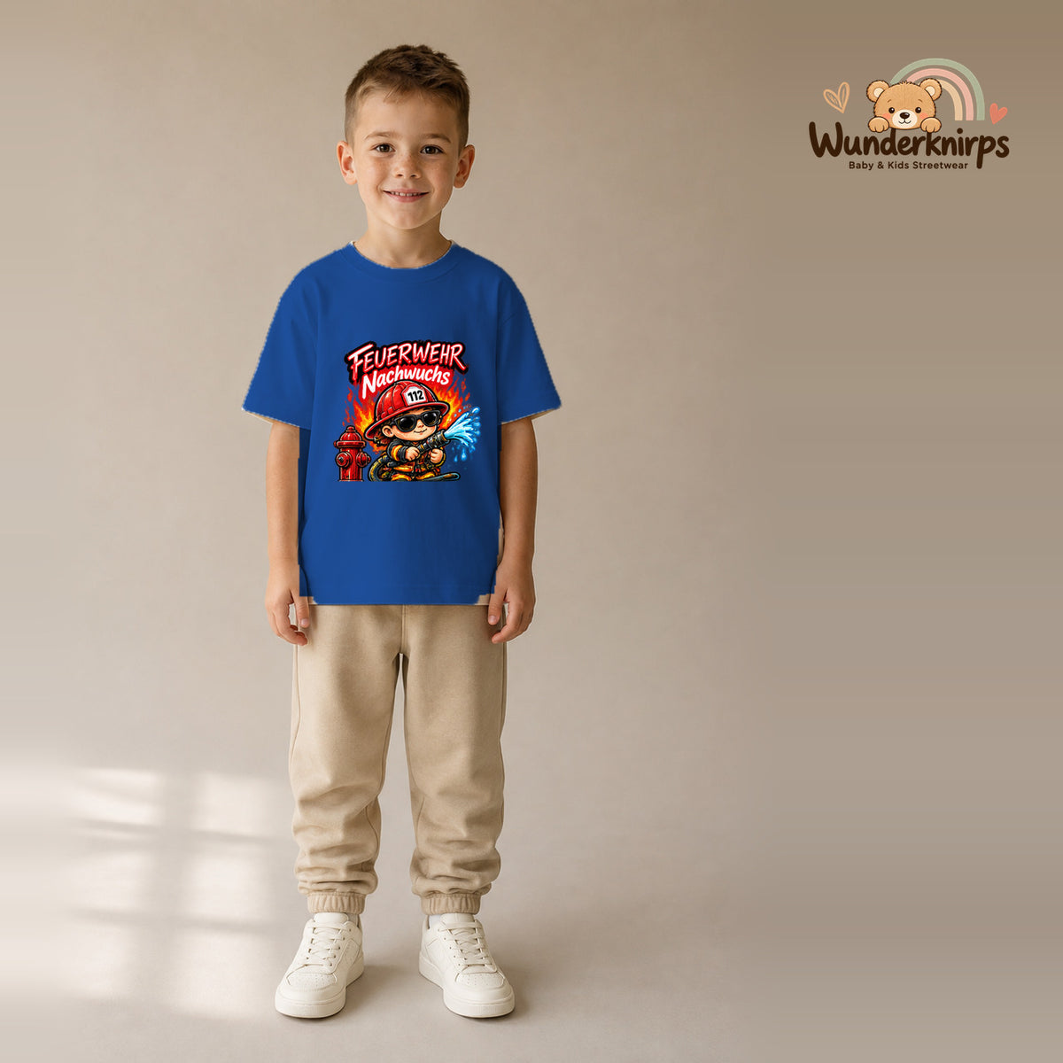 T-Shirt für Jungen in Blau mit Motiv „Feuerwehr Nachwuchs“, getragen von einem Kind – Wunderknirps.
