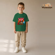 T-Shirt für Jungen in Grün mit Motiv „Feuerwehr Nachwuchs“, getragen von einem Kind – Wunderknirps.