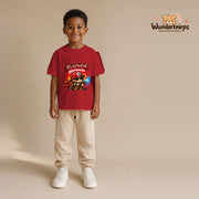 T-Shirt für Jungen in Rot mit Motiv „Feuerwehr Nachwuchs“, getragen von einem Kind – Wunderknirps.