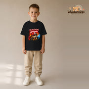 T-Shirt für Jungen in Schwarz mit Motiv „Feuerwehr Nachwuchs“, getragen von einem Kind – Wunderknirps.
