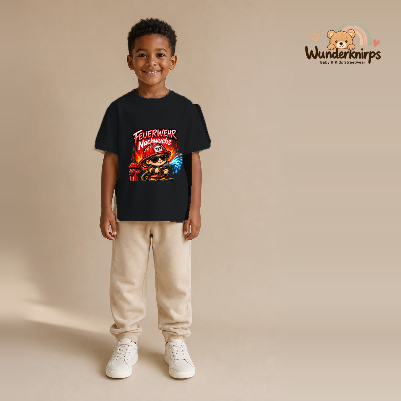 T-Shirt für Jungen in Schwarz mit Motiv „Feuerwehr Nachwuchs“, getragen von einem Kind – Wunderknirps.