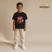 T-Shirt für Jungen in Schwarz mit Motiv „Feuerwehr Nachwuchs“, getragen von einem Kind – Wunderknirps.