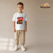 T-Shirt für Jungen in Weiß mit Motiv „Feuerwehr Nachwuchs“, getragen von einem Kind – Wunderknirps.