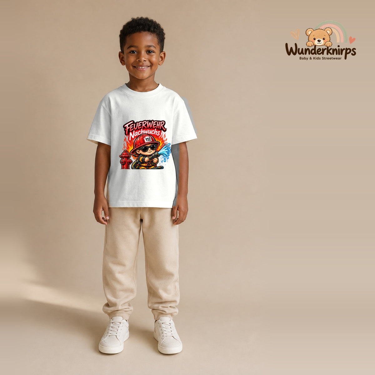 T-Shirt für Jungen in Weiß mit Motiv „Feuerwehr Nachwuchs“, getragen von einem Kind – Wunderknirps.
