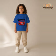 T-Shirt für Mädchen in Blau mit Motiv „Feuerwehr Nachwuchs“, getragen von einem Kind – Wunderknirps.