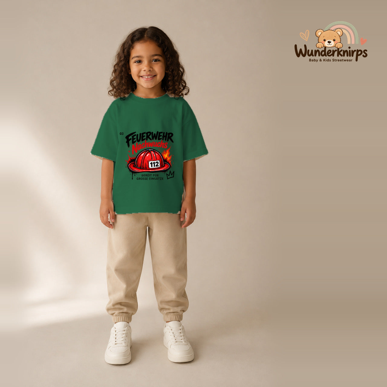 T-Shirt für Mädchen in Grün mit Motiv „Feuerwehr Nachwuchs“, getragen von einem Kind – Wunderknirps.