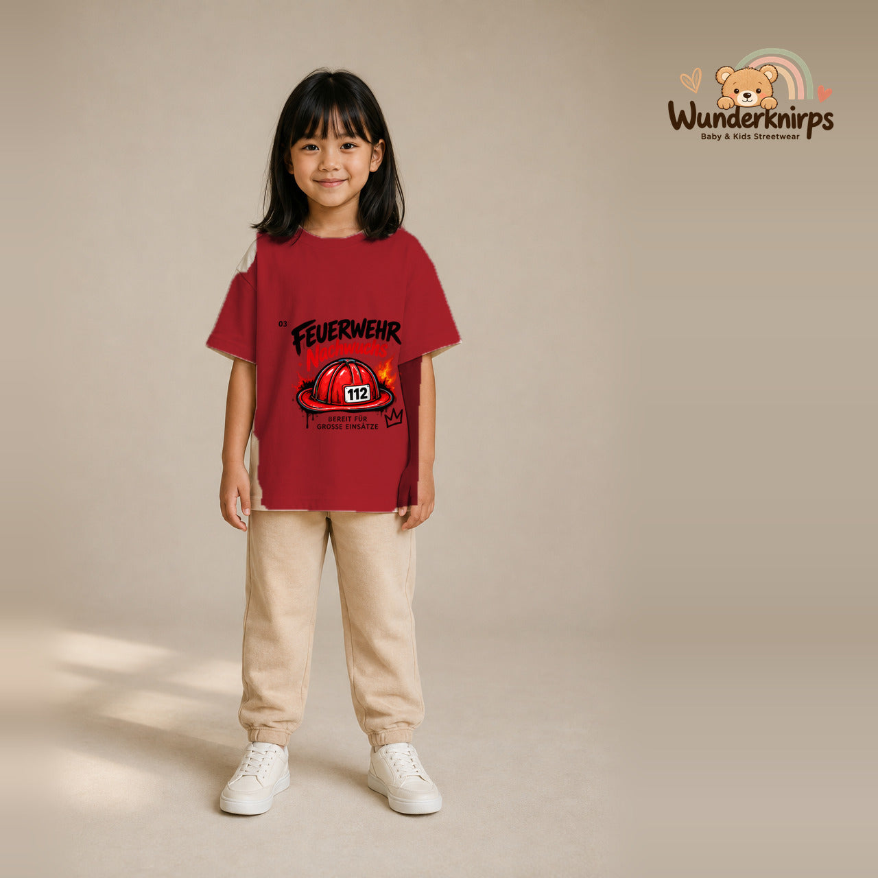 T-Shirt für Mädchen in Rot mit Motiv „Feuerwehr Nachwuchs“, getragen von einem Kind – Wunderknirps.