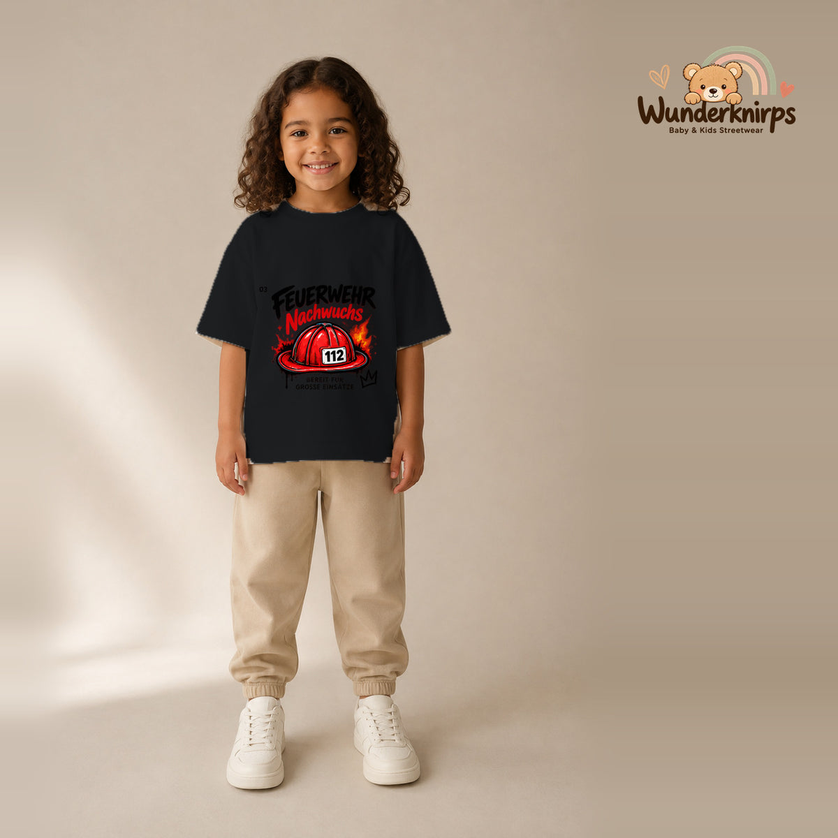 T-Shirt für Mädchen in Schwarz mit Motiv „Feuerwehr Nachwuchs“, getragen von einem Kind – Wunderknirps.