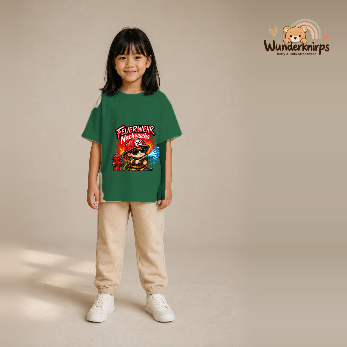 T-Shirt für Mädchen in Grün mit Motiv „Feuerwehr Nachwuchs“, getragen von einem Kind – Wunderknirps.