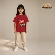 T-Shirt für Mädchen in Rot mit Motiv „Feuerwehr Nachwuchs“, getragen von einem Kind – Wunderknirps.