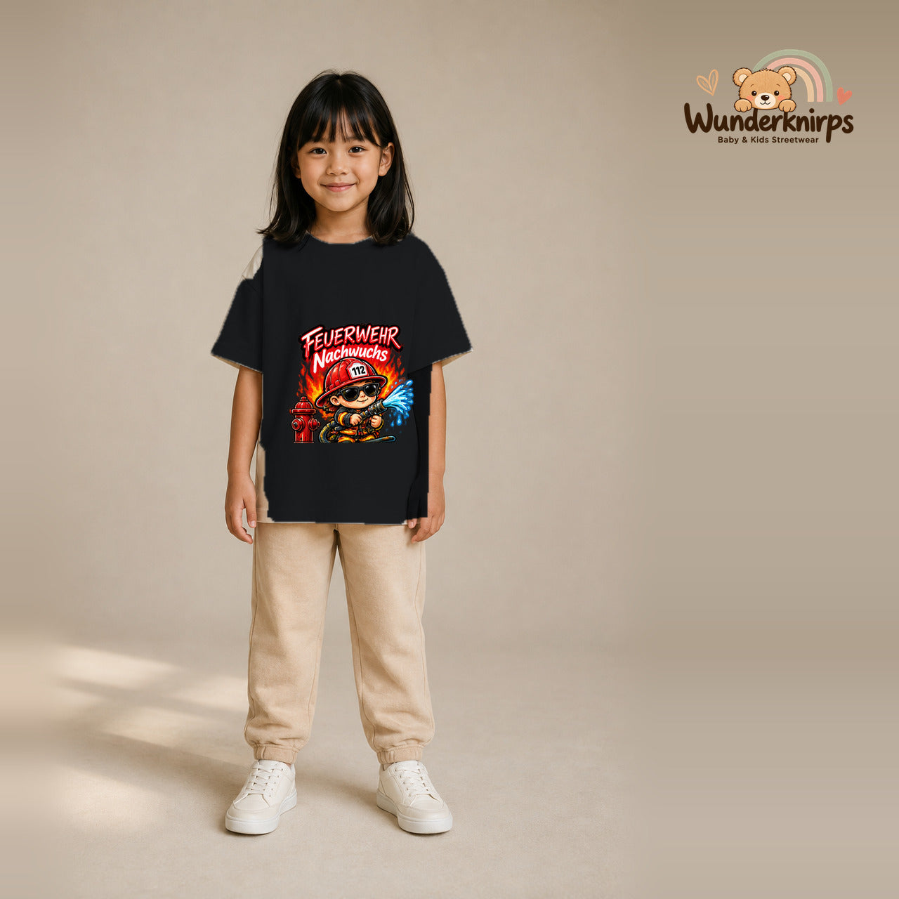 T-Shirt für Mädchen in Schwarz mit Motiv „Feuerwehr Nachwuchs“, getragen von einem Kind – Wunderknirps.