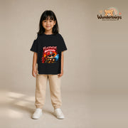 T-Shirt für Mädchen in Schwarz mit Motiv „Feuerwehr Nachwuchs“, getragen von einem Kind – Wunderknirps.