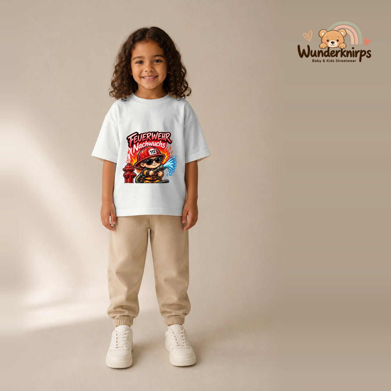 T-Shirt für Mädchen in Weiß mit Motiv „Feuerwehr Nachwuchs“, getragen von einem Kind – Wunderknirps.