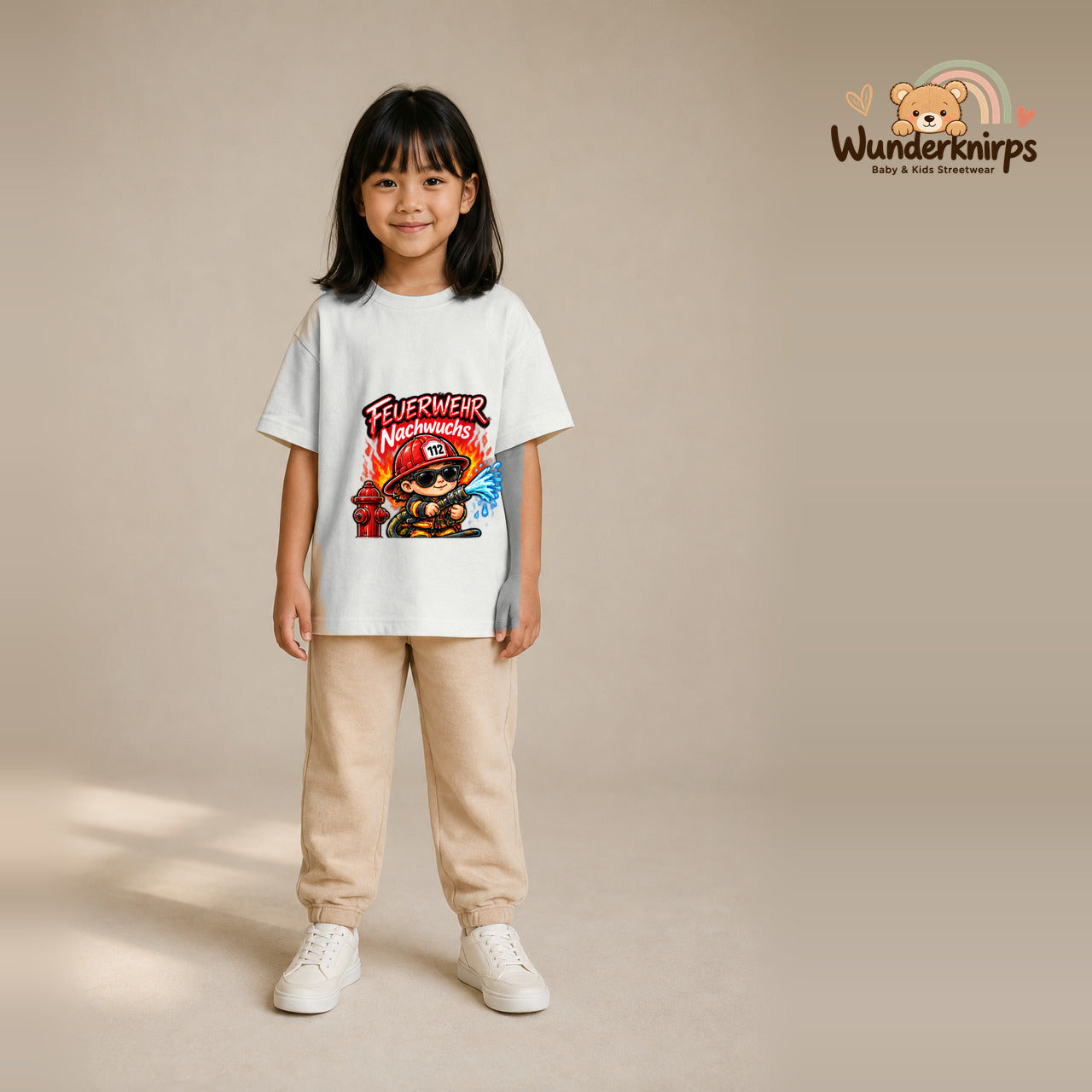 T-Shirt für Mädchen in Weiß mit Motiv „Feuerwehr Nachwuchs“, getragen von einem Kind – Wunderknirps.