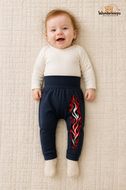 Flammen Statement – Flammen mit Persönlichkeit – Babyhose für Mädchen: Navy mit Flammen-Druck am Hosenbein – Wunderknirps.